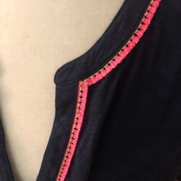 Beautiful Vineyard Vines top in like new condition! Non smoking home - Picture 2 of 3